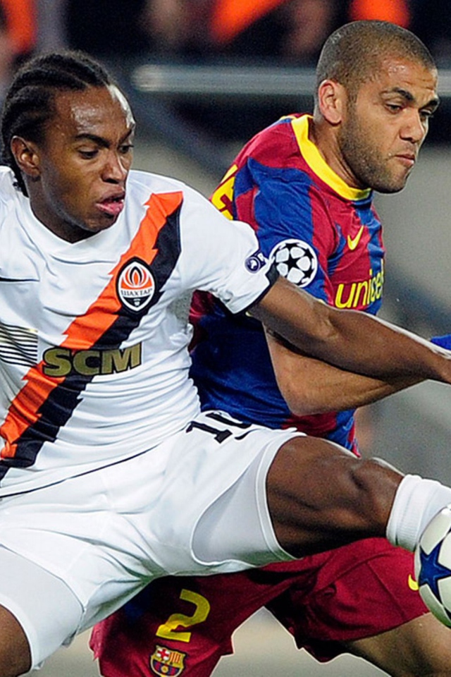 The defender of Barcelona Daniel Alves is fighting for the ball