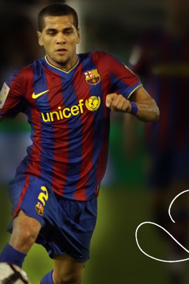 Защищающийся игрок Барселоны Даниэл Алвес