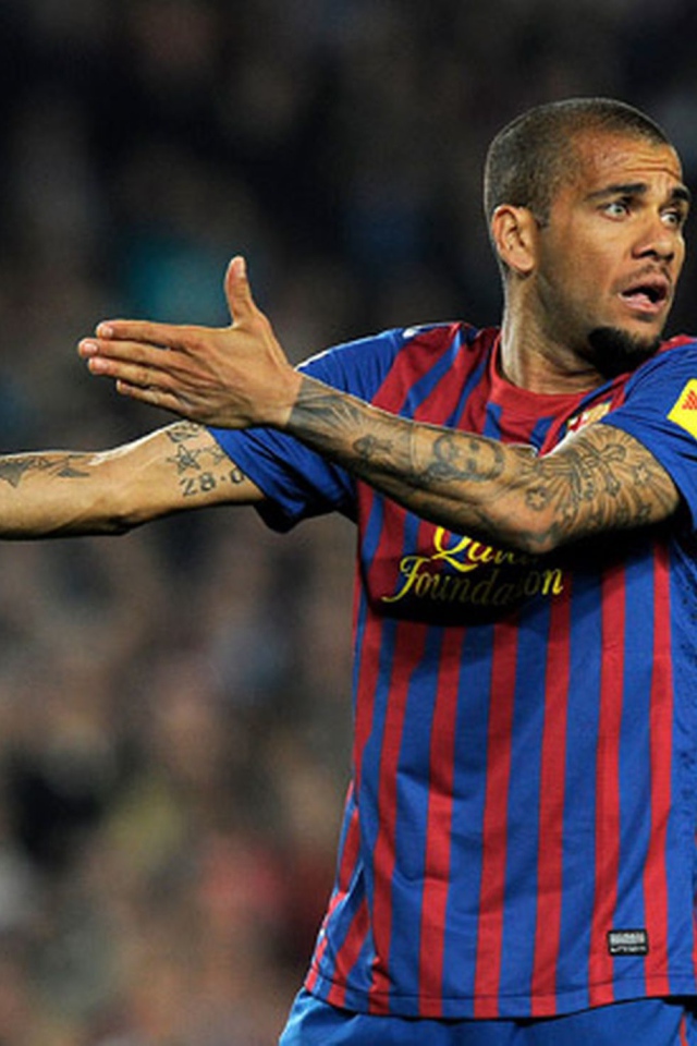 Защищающийся игрок Барселоны Даниэл Алвес получил желтую карточку