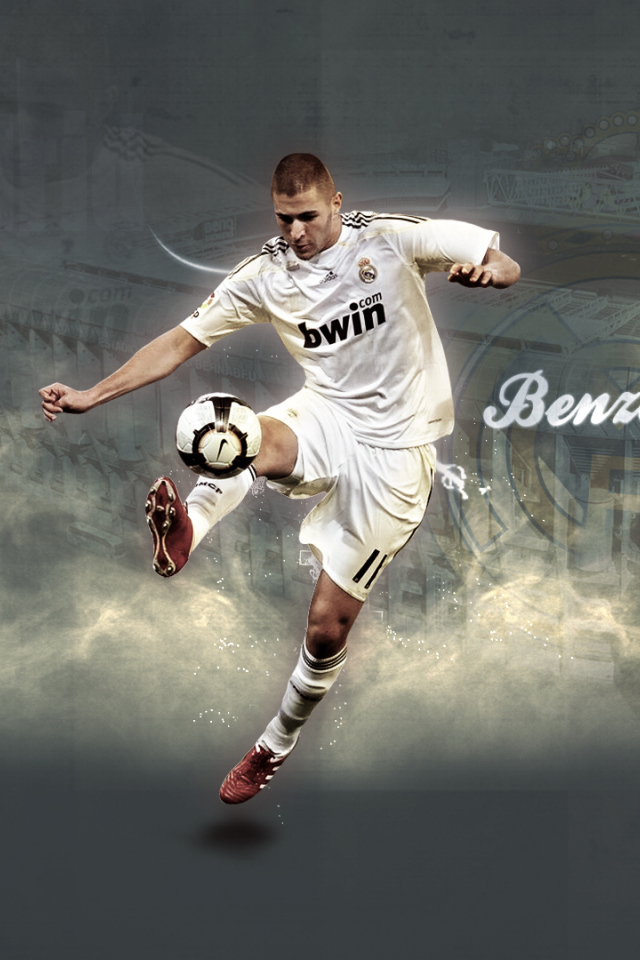 Футболист Реал Мадрида Карим Бензема играет с мячом