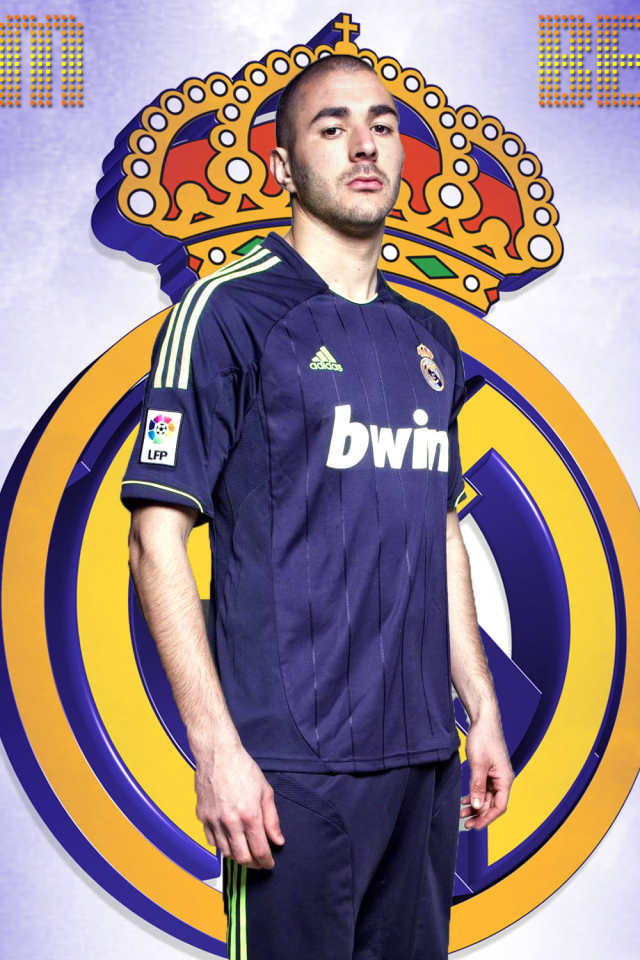 Футболист Реал Мадрид Карим Бензема под небом