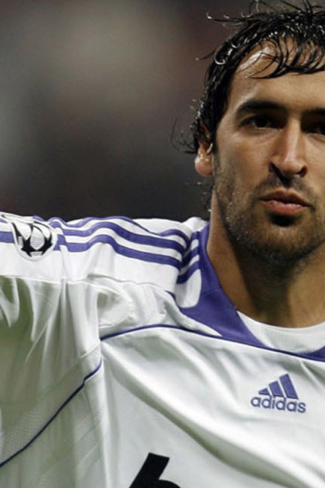 Футболист Аль Садд Рауль Гонсалес на середине игры