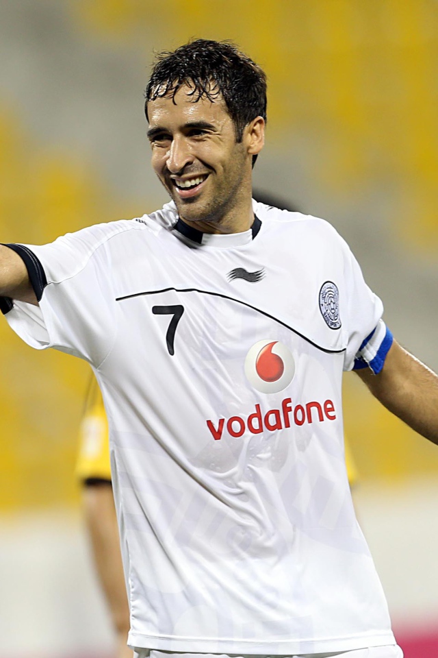 Футболист Аль Садд Рауль Гонсалес смеется