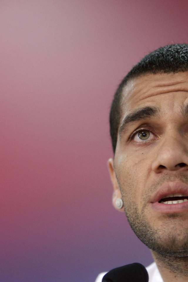 Футболист Барселоны Даниэл Алвес крупным планом