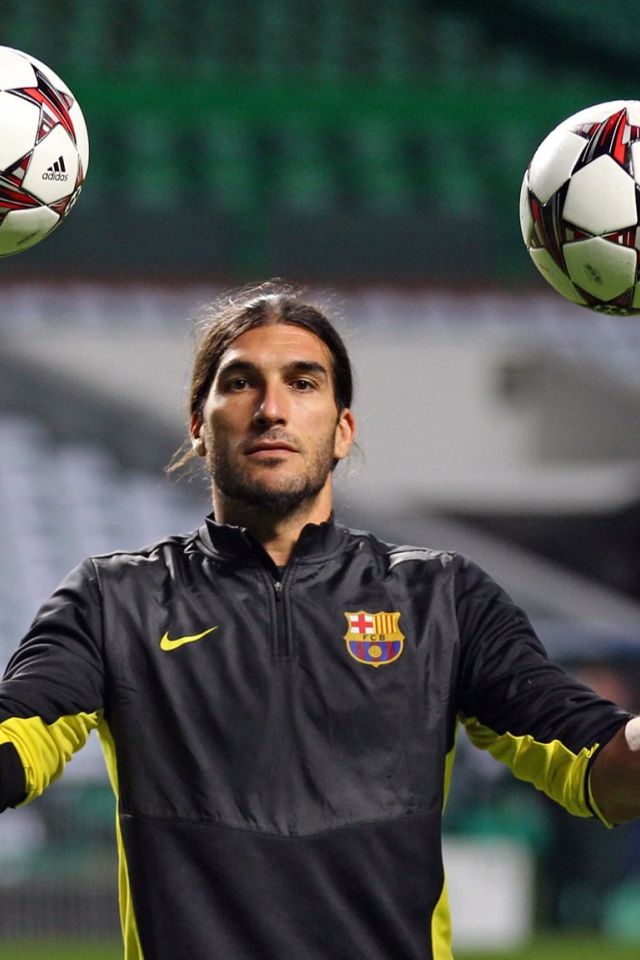 Футболист Барселоны Хосе Пинто с двумя мячами