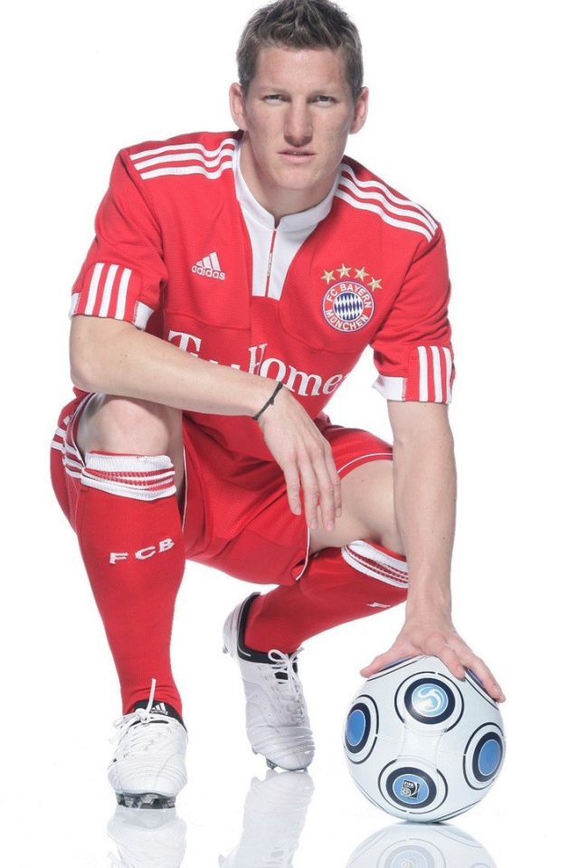 Футболист Баварии Бастиан Швайнштайгер с мячом