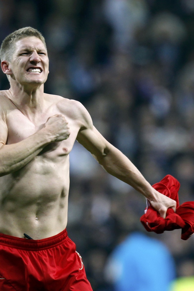 Футболист Баварии Бастиан Швайнштайгер без футболки