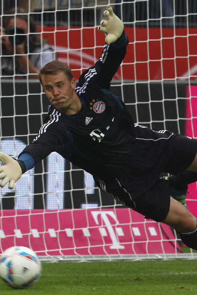 Футболист Баварии Мануэль Нойер ловит мяч