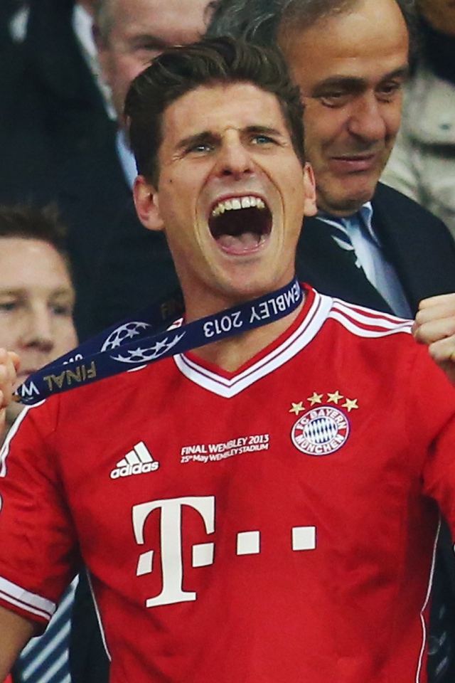 Футболист Фиорентины Марио Гомеса с медалью