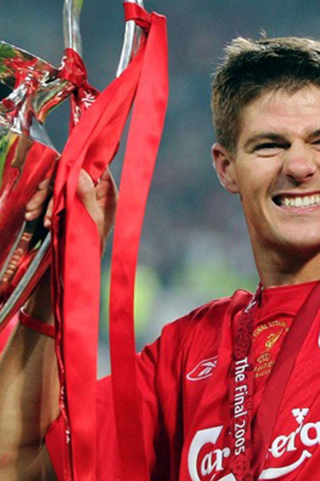 Футболист Ливерпуля Стивен Джеррард со своим собственным трофеем