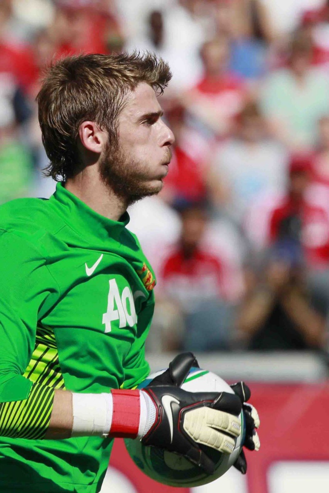 Футболист Манчестер Юнайтед Давид Де Хеа держит мяч