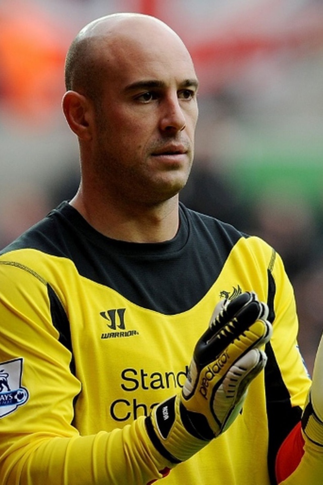 Футболист Наполи Пепе Рейна аплодирует