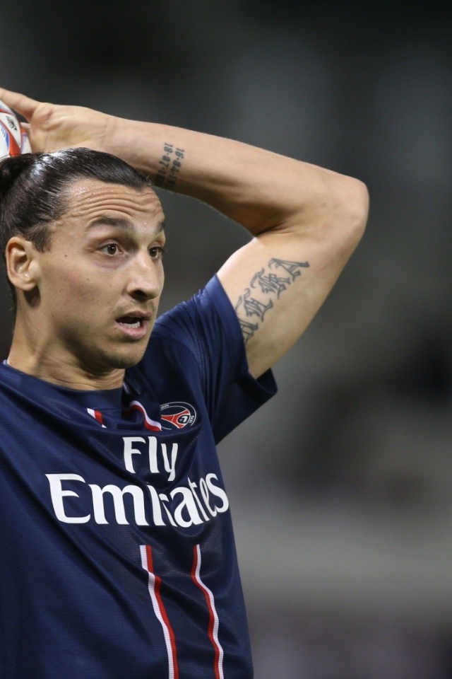 Футболист ПСЖ Златан Ибрагимович бросает мяч