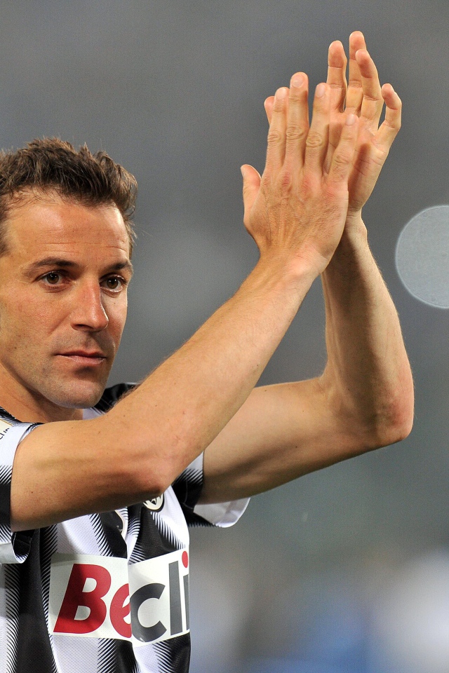 Футболист Сиднея Алессандро Дель Пьеро аплодирует своим поклонникам