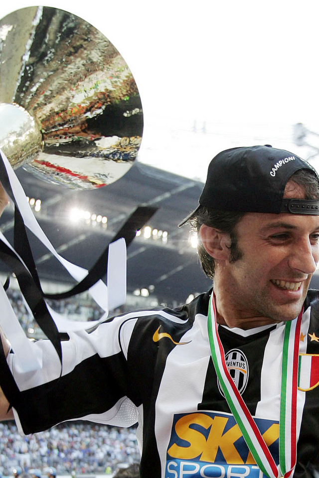 The football player of Sydney Alessandro Del Piero won the trophy