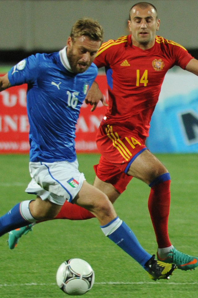  Нападающий московского Спартака Юра Мовсисян