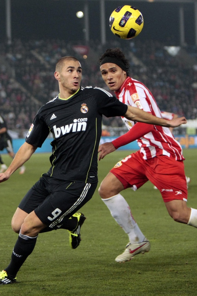  Нападающий Реал Мадриа Карим Бензема борется за мяч