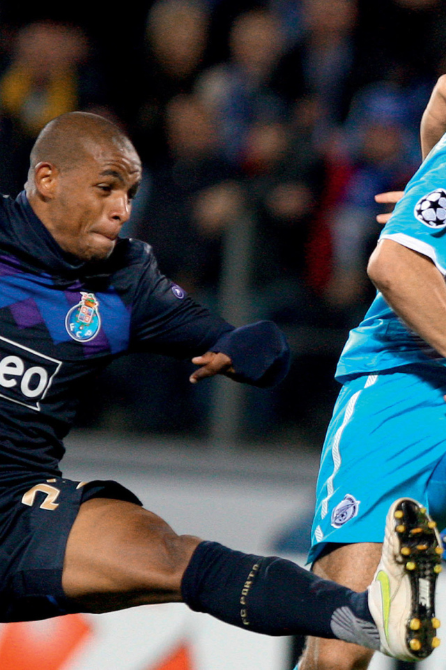 Нападающий Зенита Александр Кержаков борется за мяч