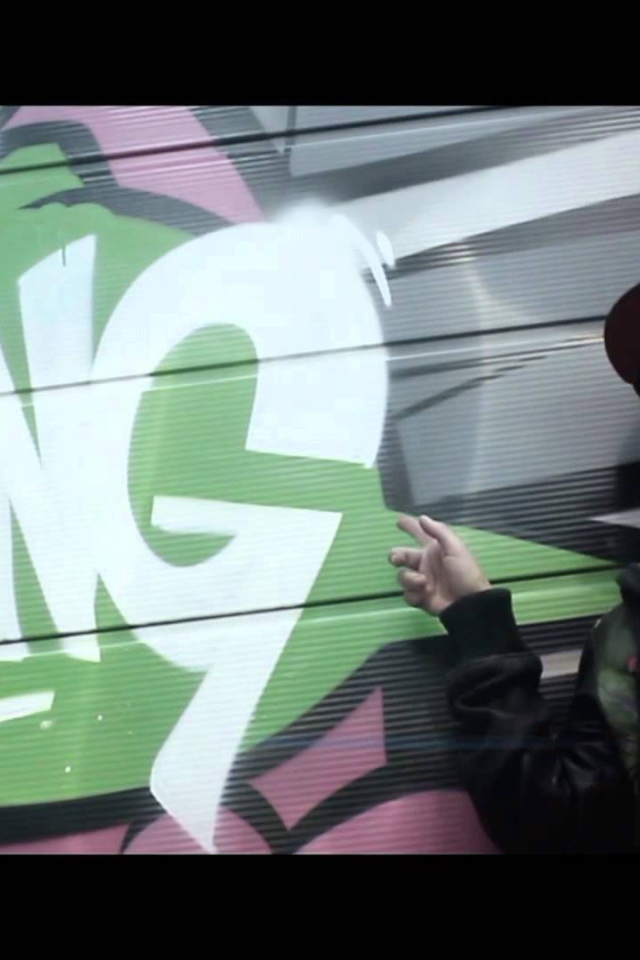 Девушка и надпись на стене Bang, swag