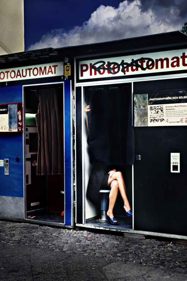 Девушка в аппарате мгновенного фото