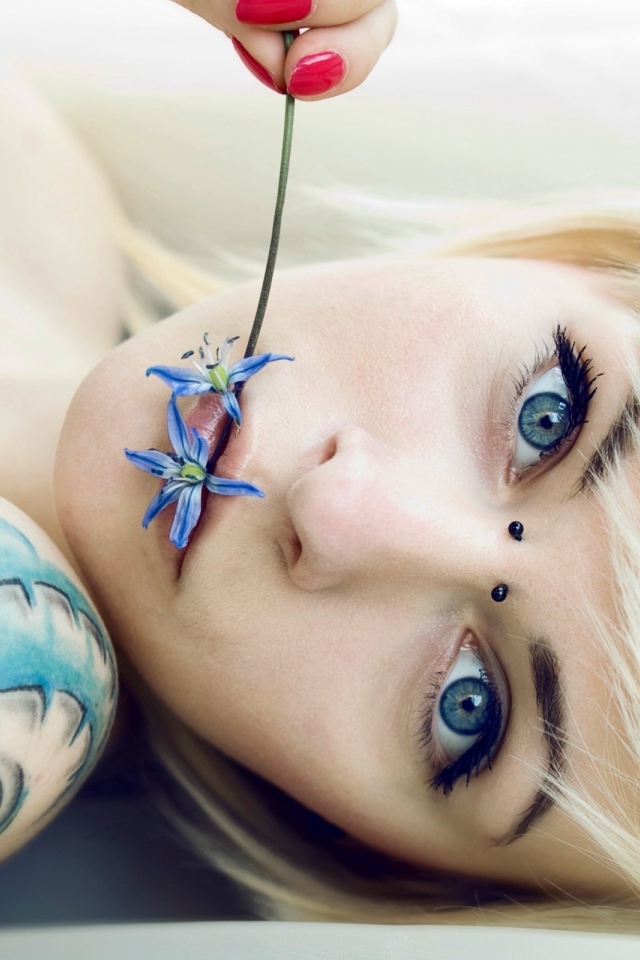Девушка с голубыми глазами и красивой тату
