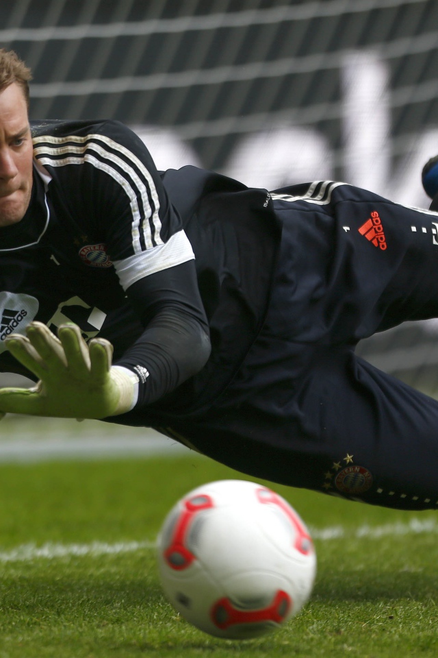 Голкипер Баварии Мануэль Нойер ловит мяч
