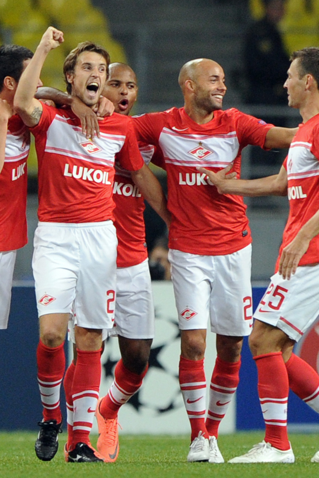 Полузащитник Спартака Дмитрий Комбаров и его команда