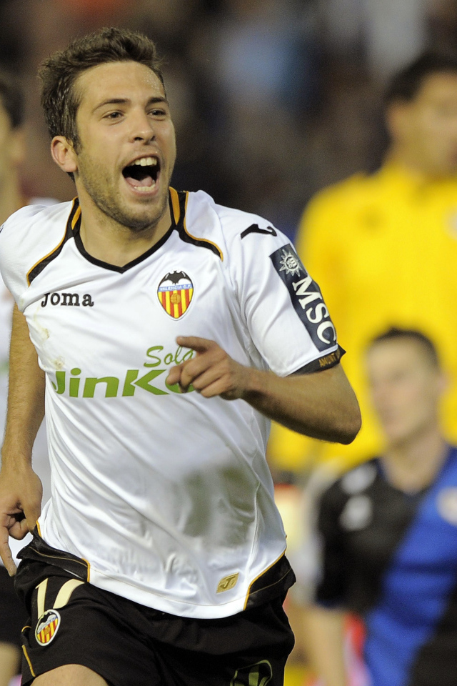 Полузащитник Барселоны Хорди Альба приходит на футбольное поле