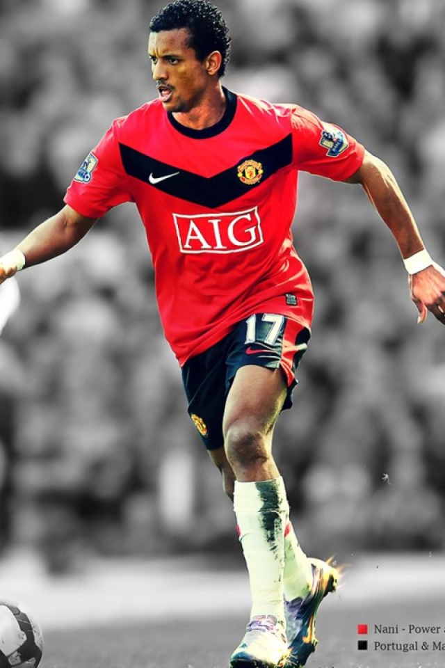 Полузащитник Манчестер Юнайтед Луиш Нани с мячом