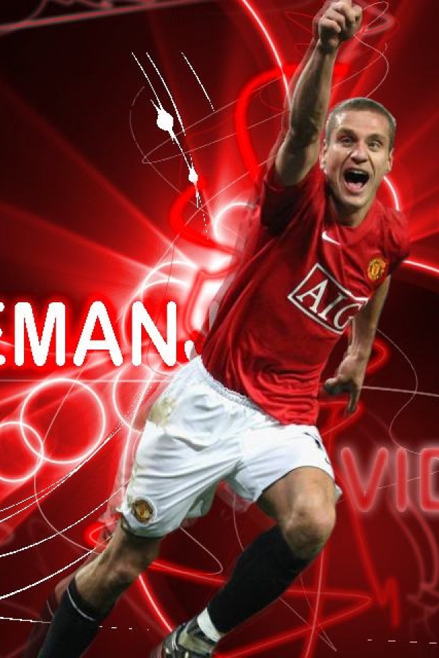  Незаменимый футболист Манчестер Юнайтед Неманья Видич на красном фоне