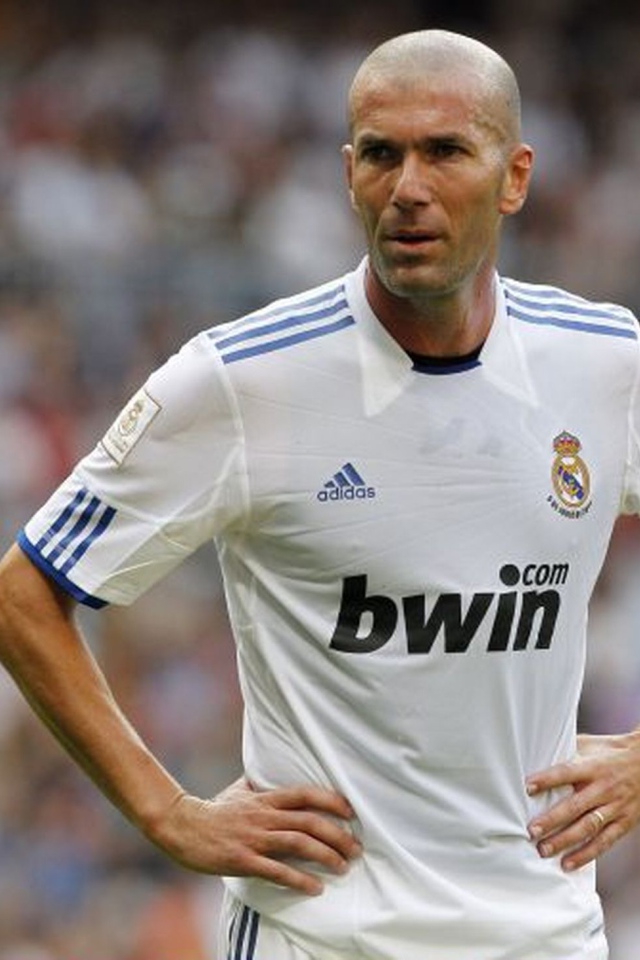 Легенда футбола Зинедин Зидан в одной из своих игр