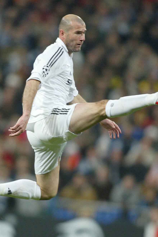 Легенда футбола Зинедин Зидан бьет мяч