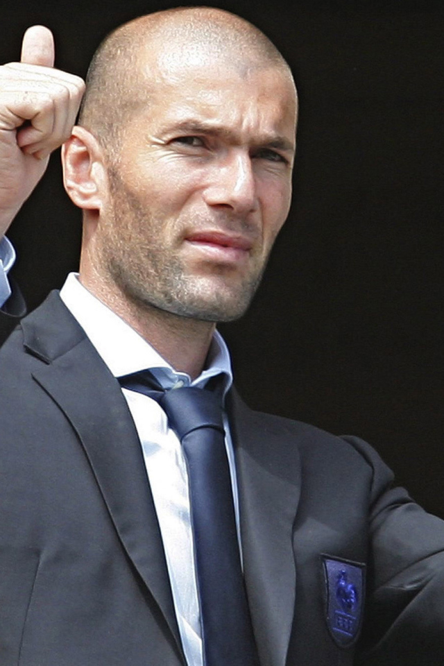 Легенда футбола Зинедин Зидан пальцы вверх
