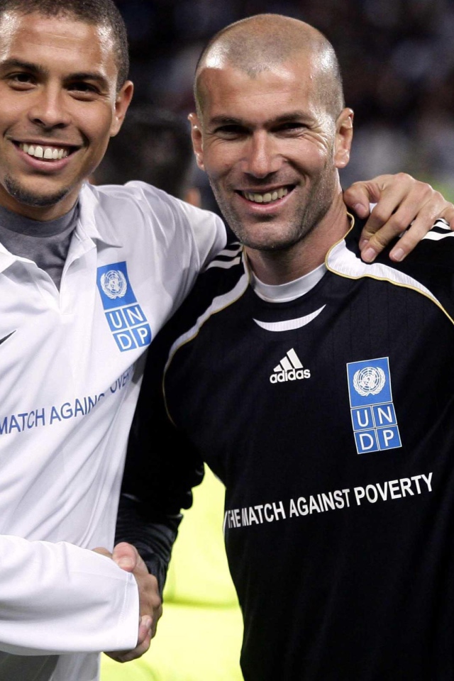  Легенда футбола Зинедин Зидан со своим другом
