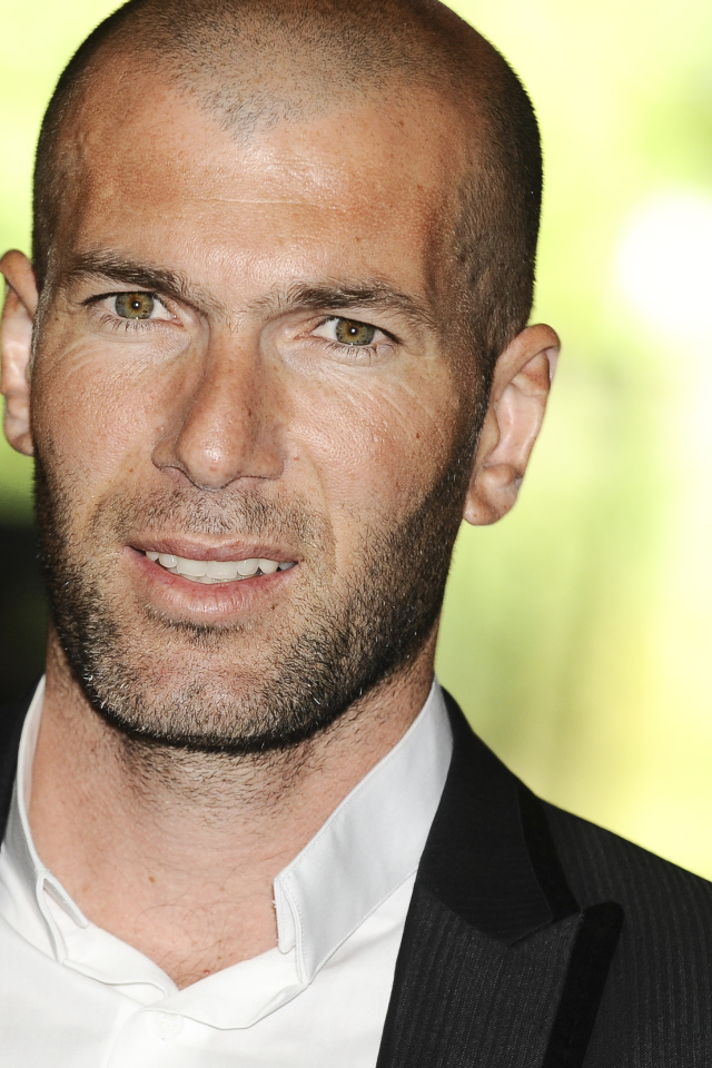 Легенда футбола Зинедин Зидан в костюме