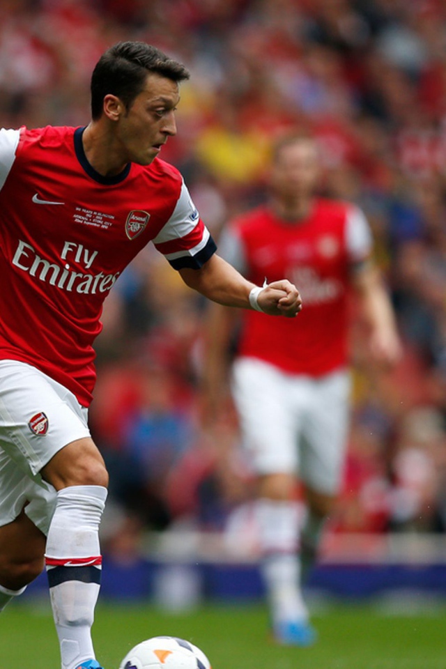 Игрок номер 8 Арсенала Месут Озил