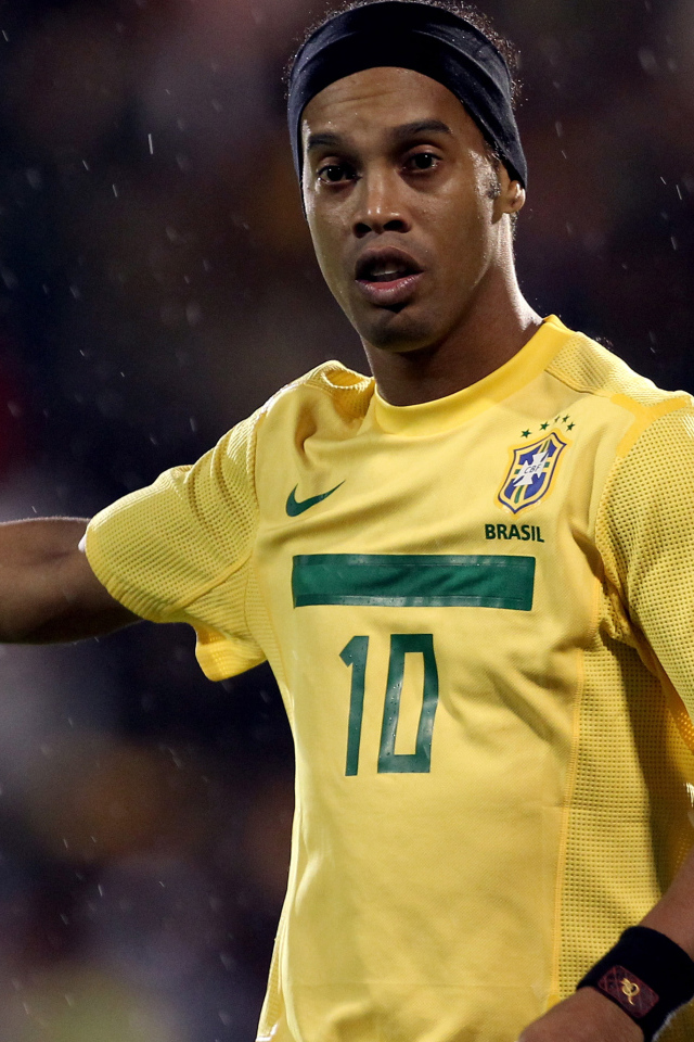 Игрок Атлетико Минейро Роналдиньо в футболке Бразилии