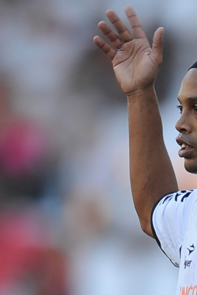 Игрок Атлетико Минейро Роналдиньо на поле