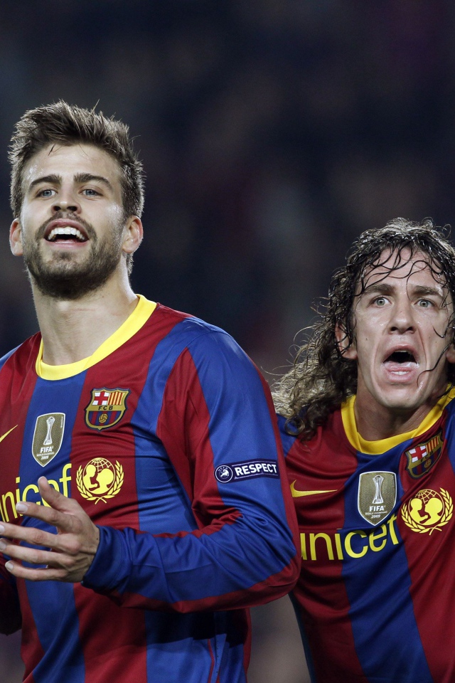 Игрок Барселоны Херард Пике на поле