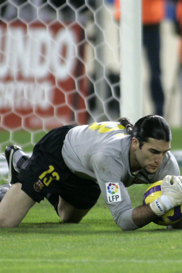 Игрок Барселоны Хосе Пинто является ловит мяч