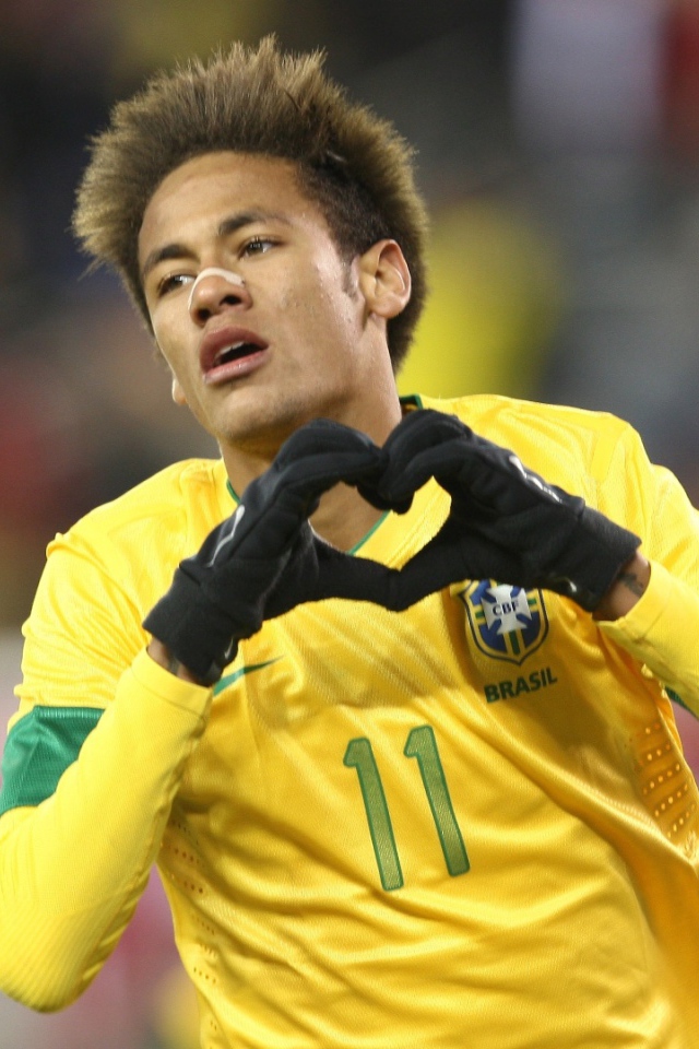 Игрок Барселоны Неймар показывает любовь