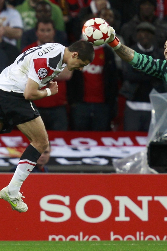 Игрок Барселоны Виктор Вальдес ловит мяч