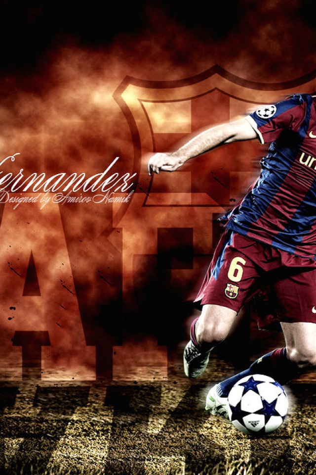 Игрок Барселоны Хави Эрнандес бьет мяч