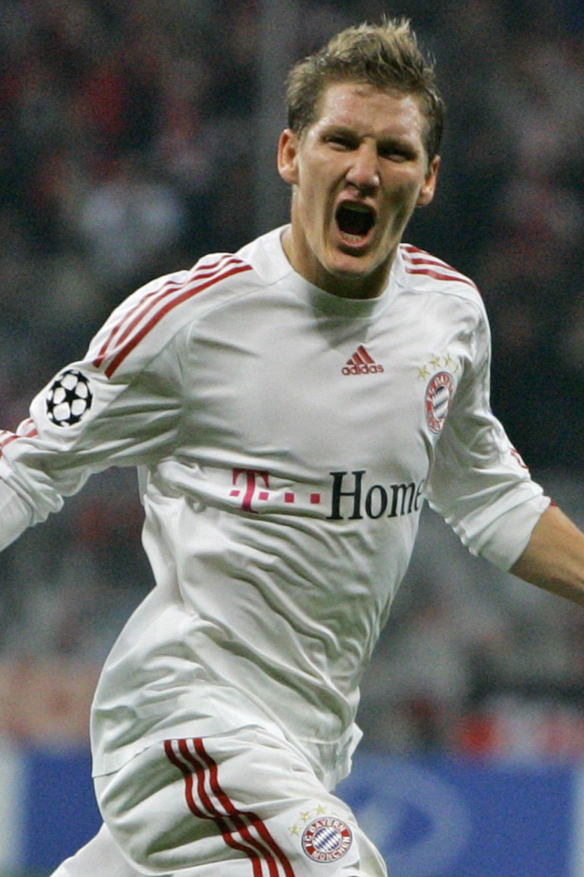 Игрок Баварии Бастиан Швайнштайгер на поле