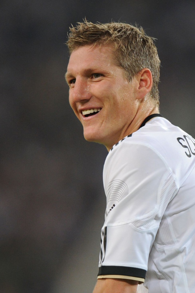 Игрок Баварии Бастиан Швайнштайгер улыбается