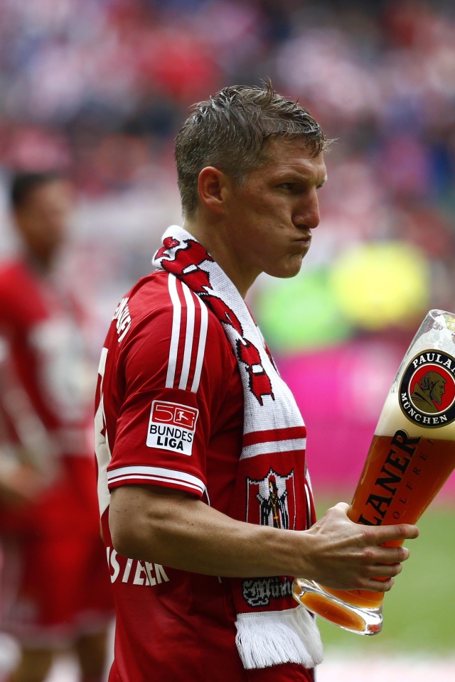 Игрок Баварии Бастиан Швайнштайгер с пивом
