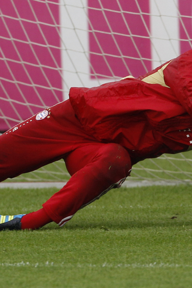 Игрок Баварии Мануэль Нойер защищает ворота