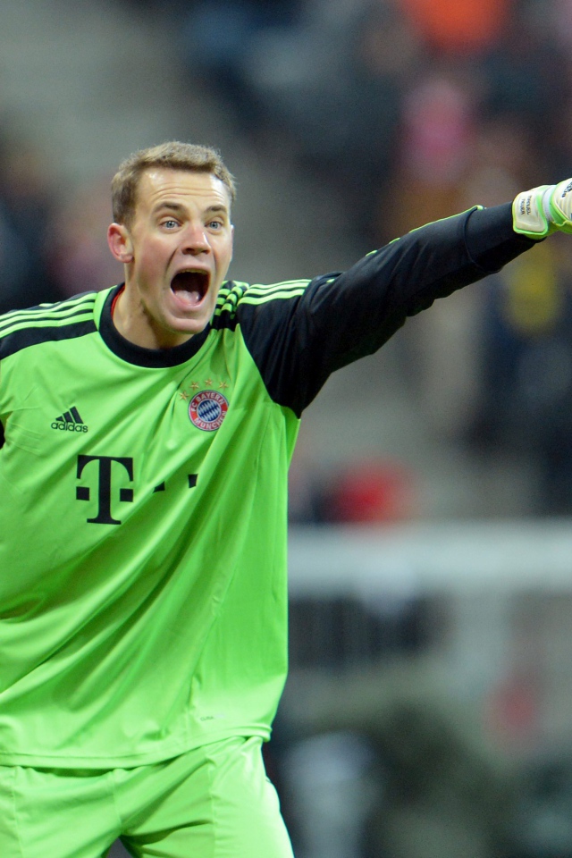 Игрок из Баварии Мануэль Нойер кричит тактику