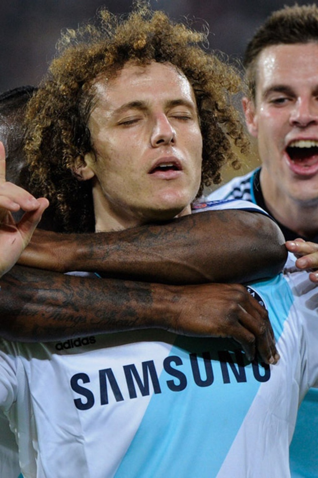  Игрок Челси Давид Луис торжествует победу