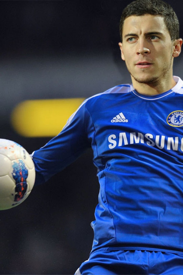 Игрок Челси Эден Азар с мячом